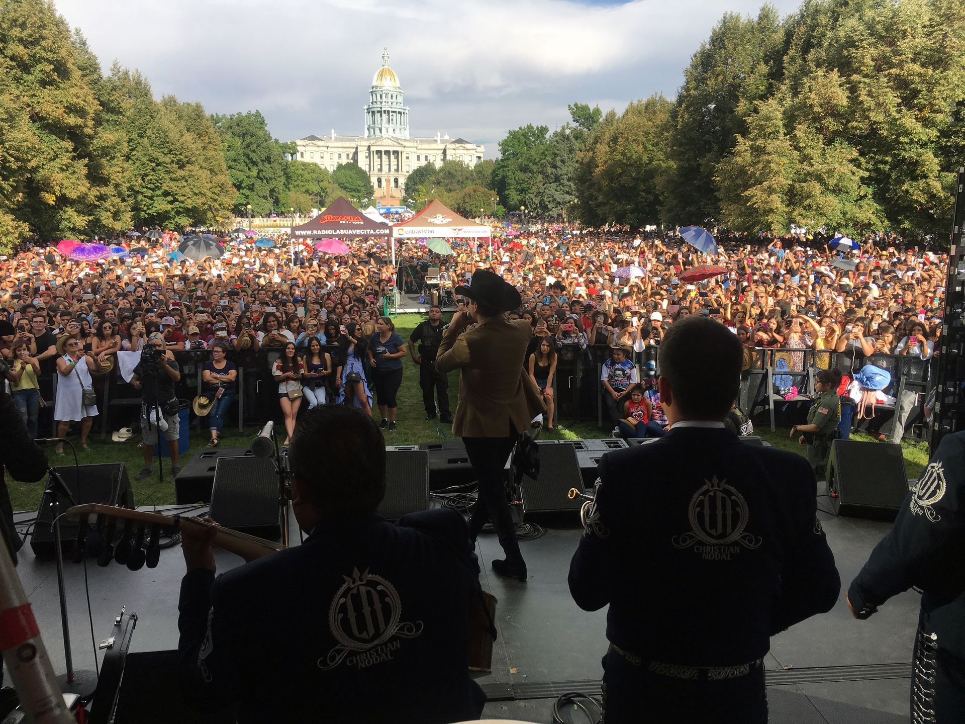 Una multitud se congregó en un concierto al aire libre