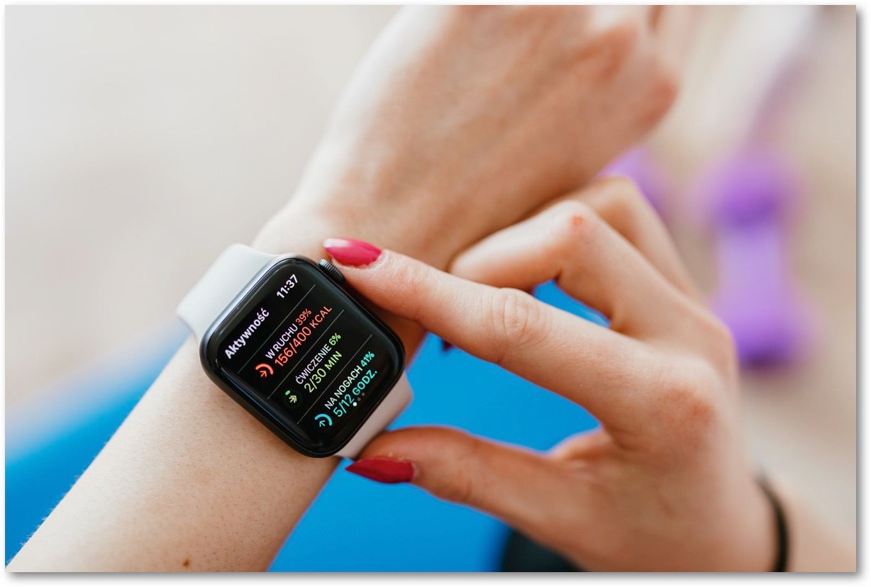 Een vrouw draagt een Apple Watch om haar pols.