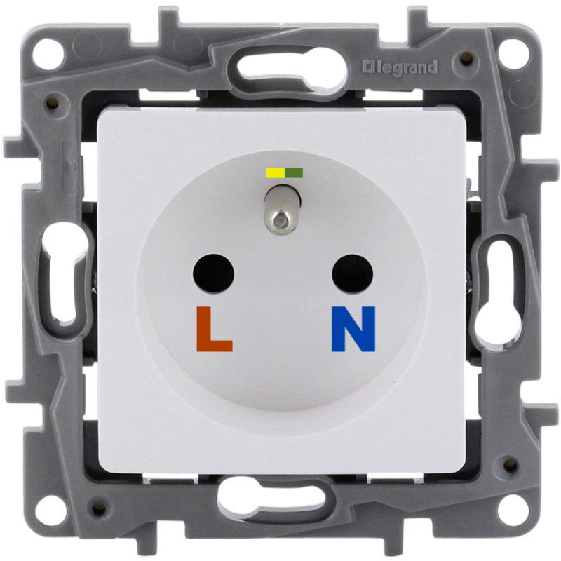 Een wit stopcontact met de letters l en n erop