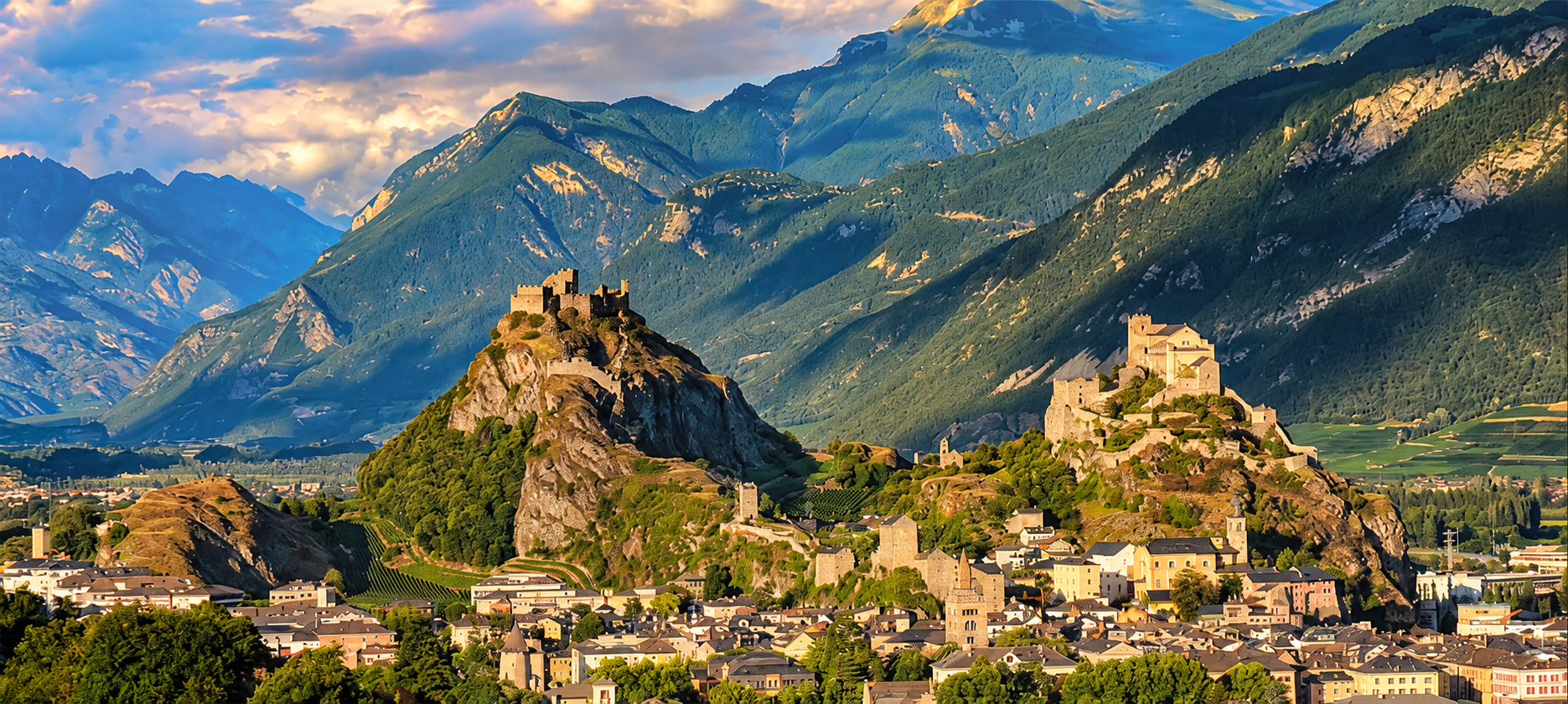 Village de montagne avec des bâtiments en pierre et une forteresse sur des collines rocheuses sous un ciel partiellement nuageux