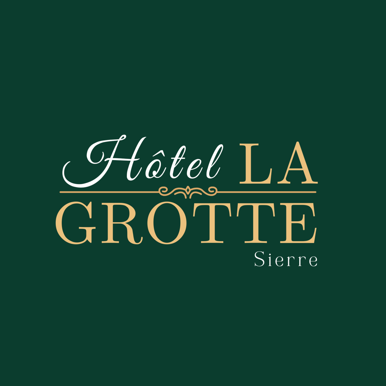 Logo de l'Hôtel La Grotte Sierre sur fond vert foncé avec texte doré et blanc