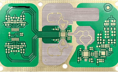 Circuito stampato verde con intricate tracce e componenti in rame su sfondo beige.