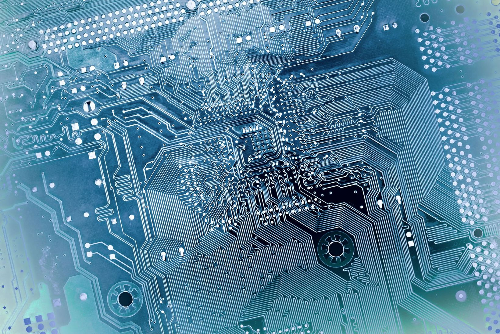 Primo piano di un circuito stampato blu astratto con intricate tracce e componenti elettronici.