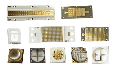 Diverse inquadrature ravvicinate di componenti e connettori elettronici color oro su sfondo bianco.