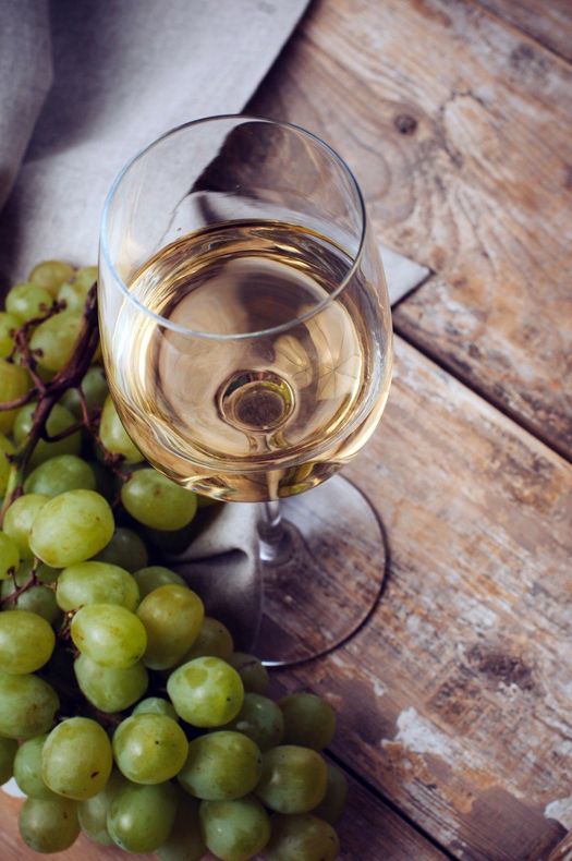 bicchiere con vino bianco
