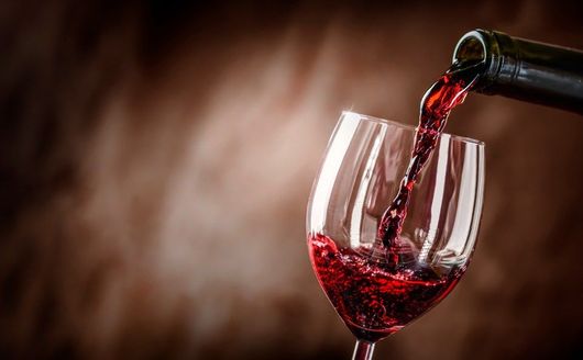 calice di vetro con vino rosso