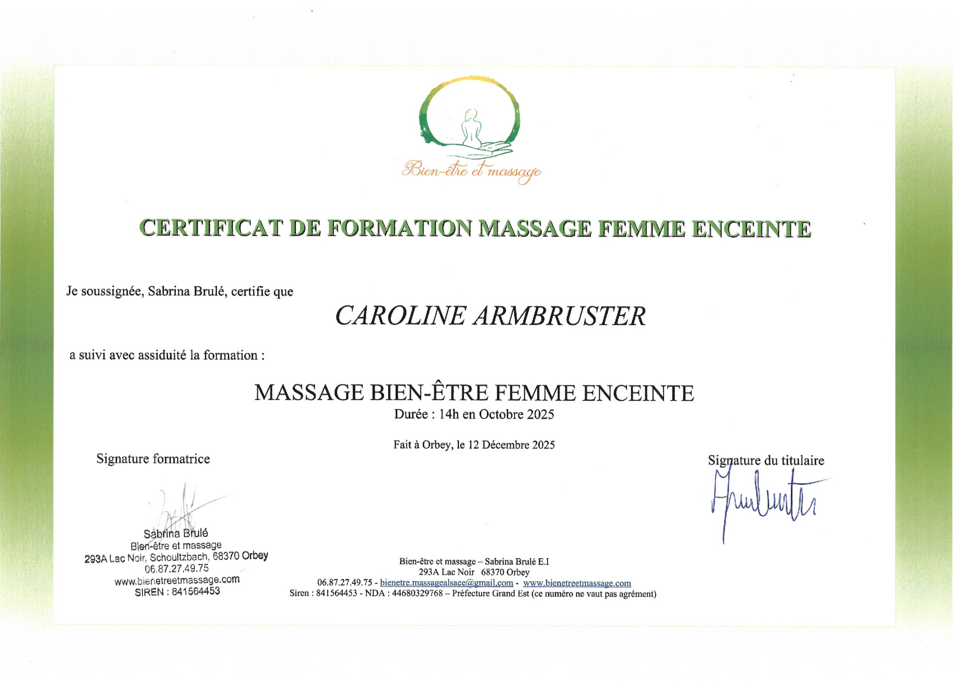 Certificat en français avec une bordure verte et du texte noir, portant le nom de Caroline Mambessae.