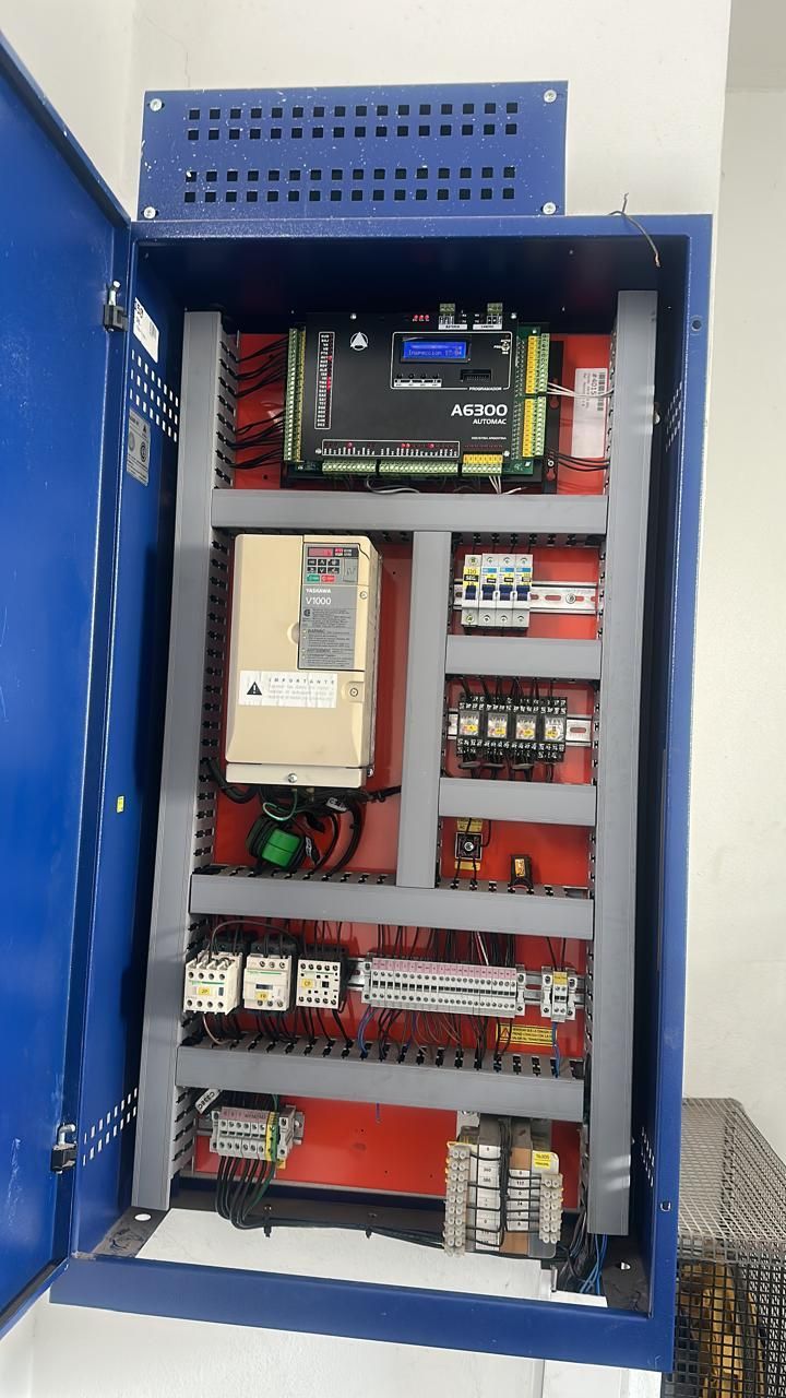 Un gabinete azul con mucho equipo eléctrico dentro.