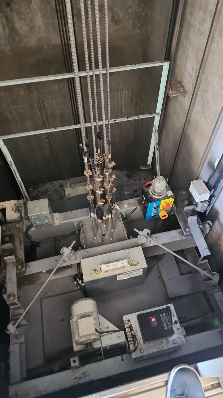 Una vista del interior de un ascensor desde arriba.
