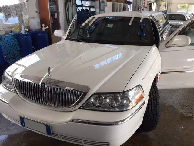 Limousine bianca con la portiera aperta in un garage.