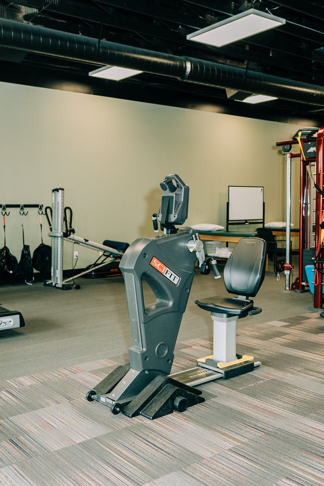 A bicycle is sitting in the middle of a gym.