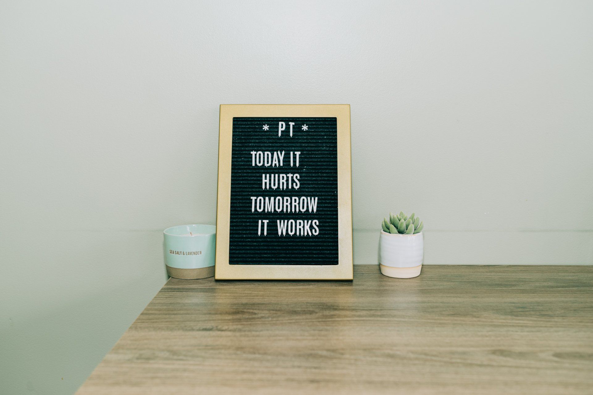 A sign on a wooden table that says `` today it hurts tomorrow it works ''.
