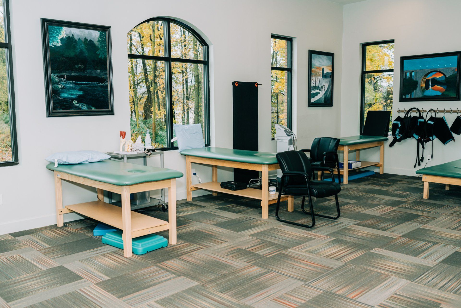 A room with a lot of tables and chairs in it.