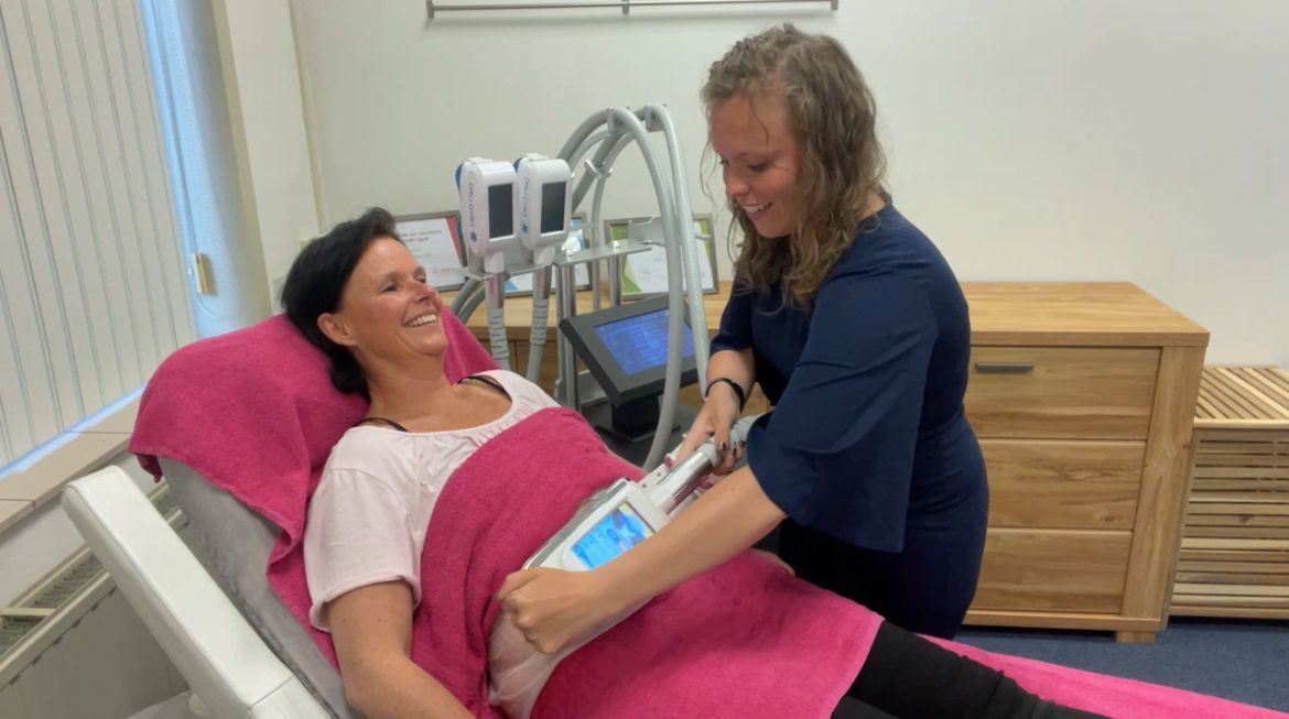 Cliënt krijgt een cryolipolysebehandeling op de buik bij Slimmer in Shape