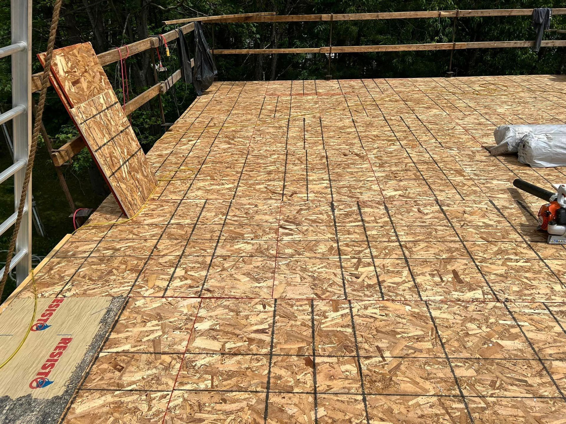 Terrasse avec plancher en panneaux de particules orientées, rambarde et scie.