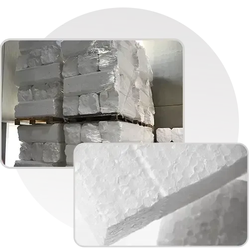 Stapels witte schuimisolatieblokken op pallets; van dichtbij is een gestructureerd oppervlak te zien.