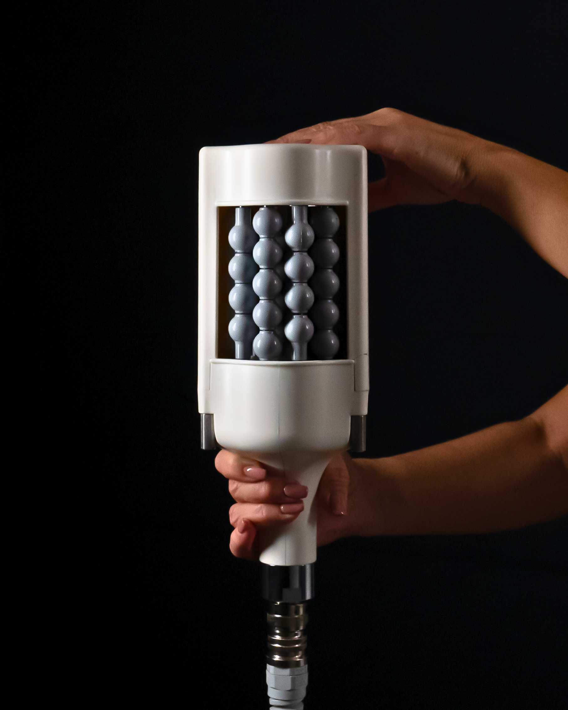 A person holding an attachment from Artemis T-Shape 2.