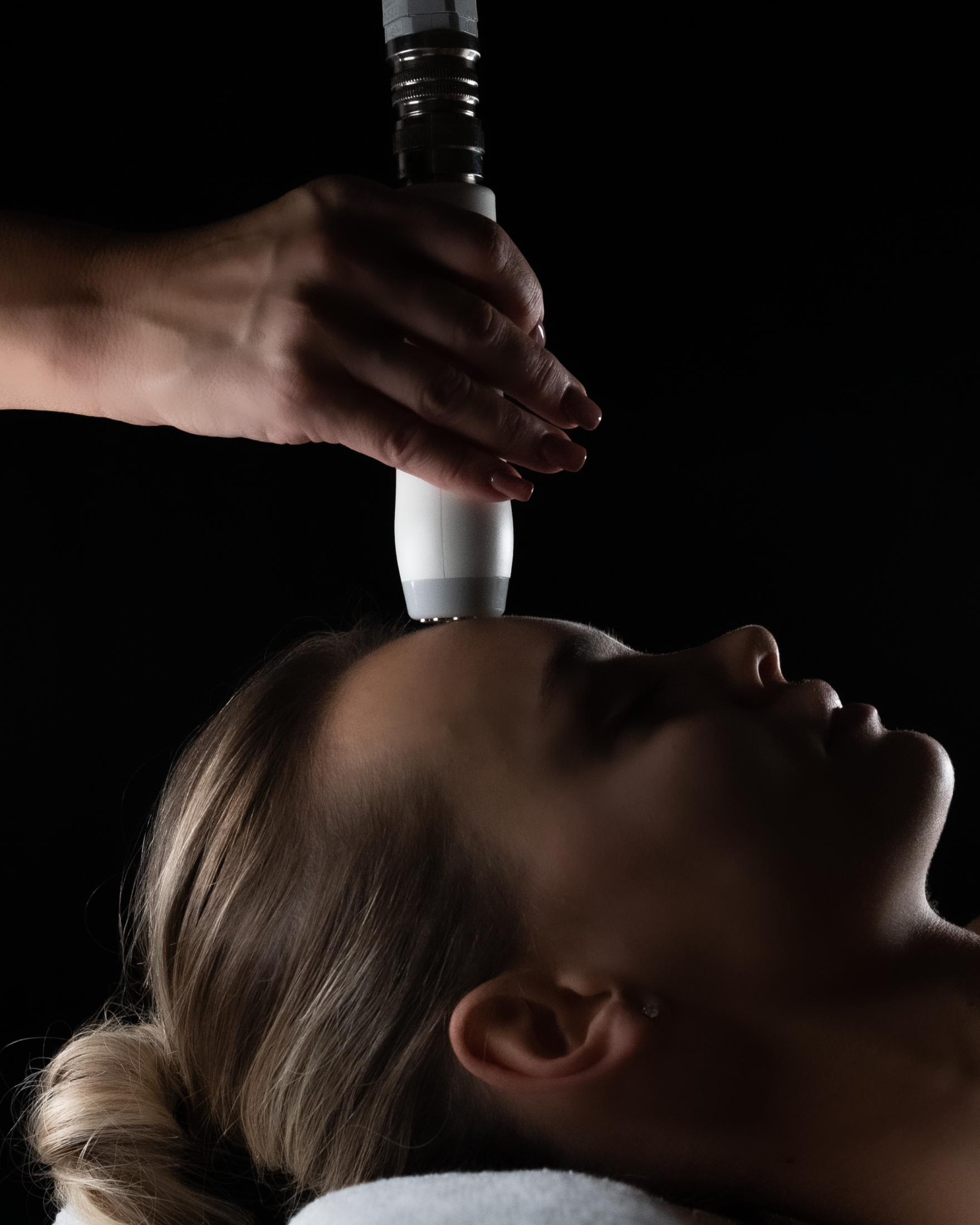 A woman receiving an Artemis T-Shape 2 session on her face.