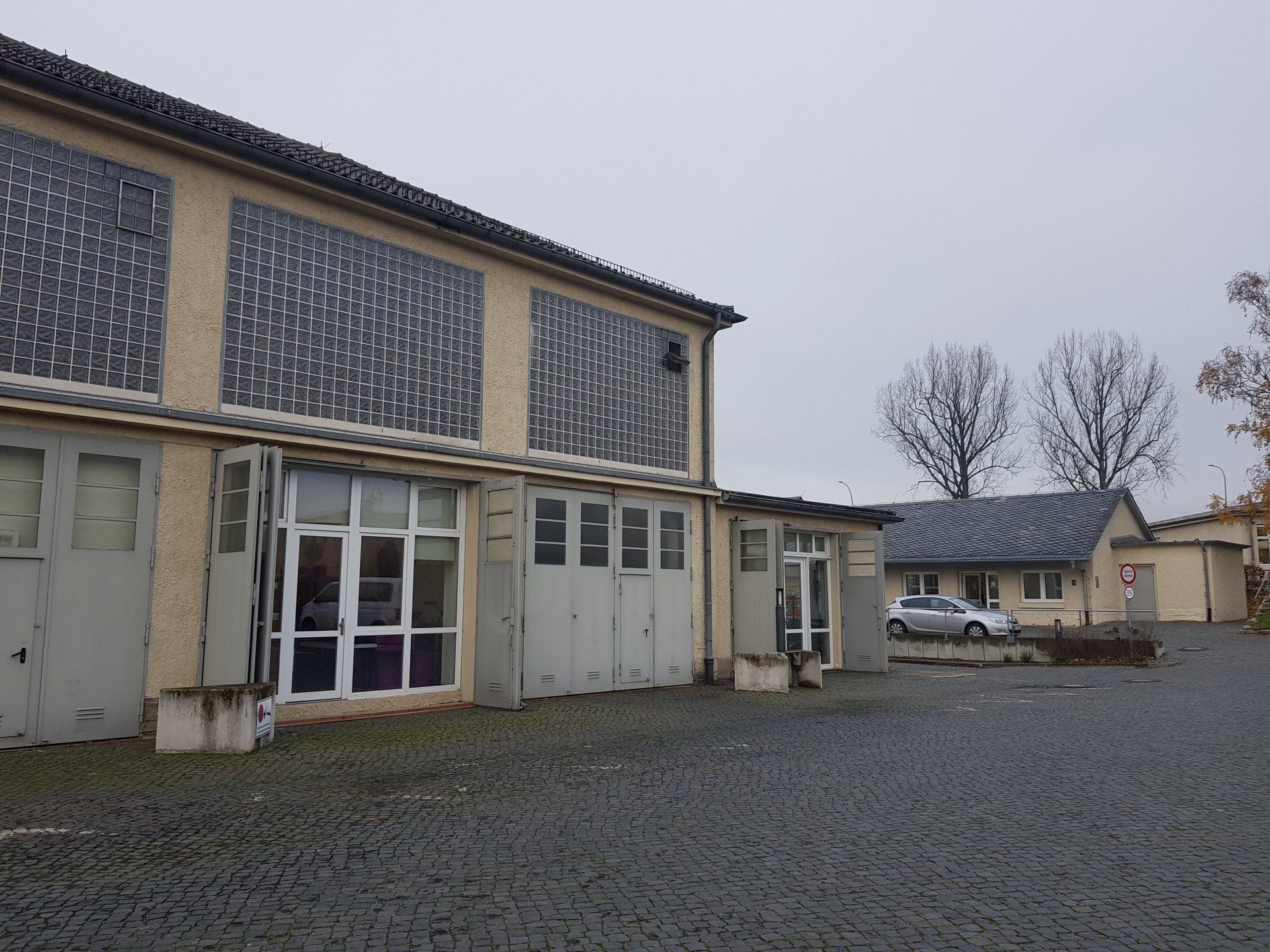 Ein großes Gebäude mit vielen Fenstern und Türen