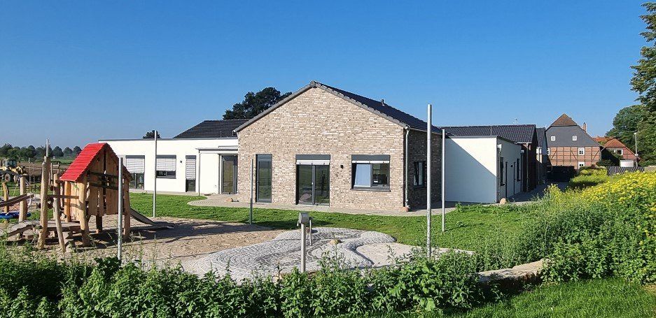 Ein Haus mit einem Spielplatz davor