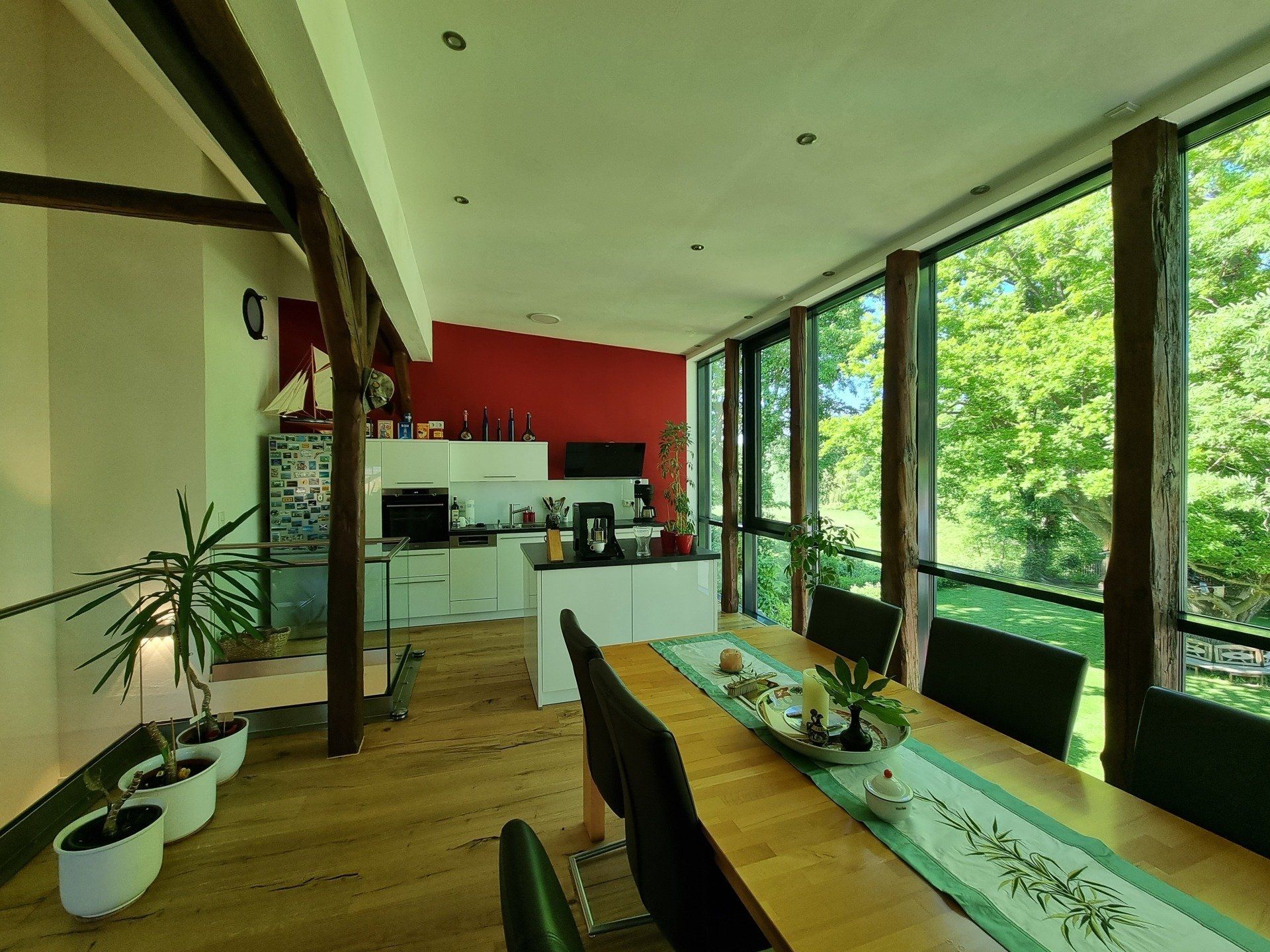 Ein Esszimmer mit Tisch und Stühlen und einer Küche im Hintergrund