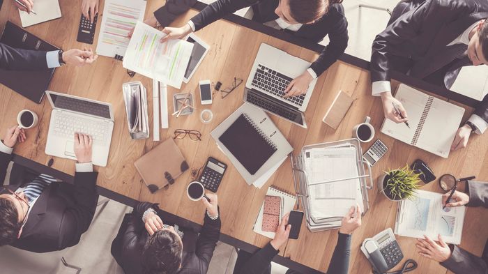 Team im Büro bei der Arbeit