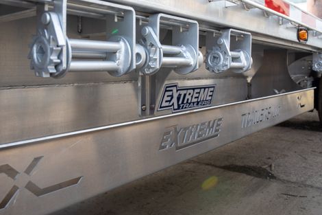 Aluminum trailer side with three winches, the 