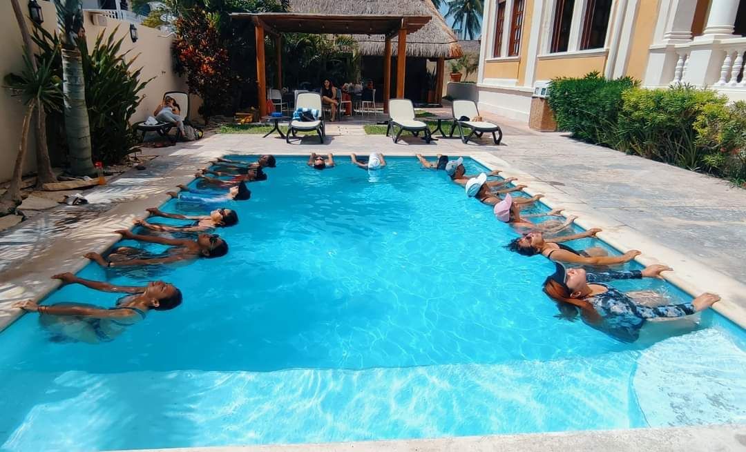 Un grupo de personas están tumbadas en una gran piscina.