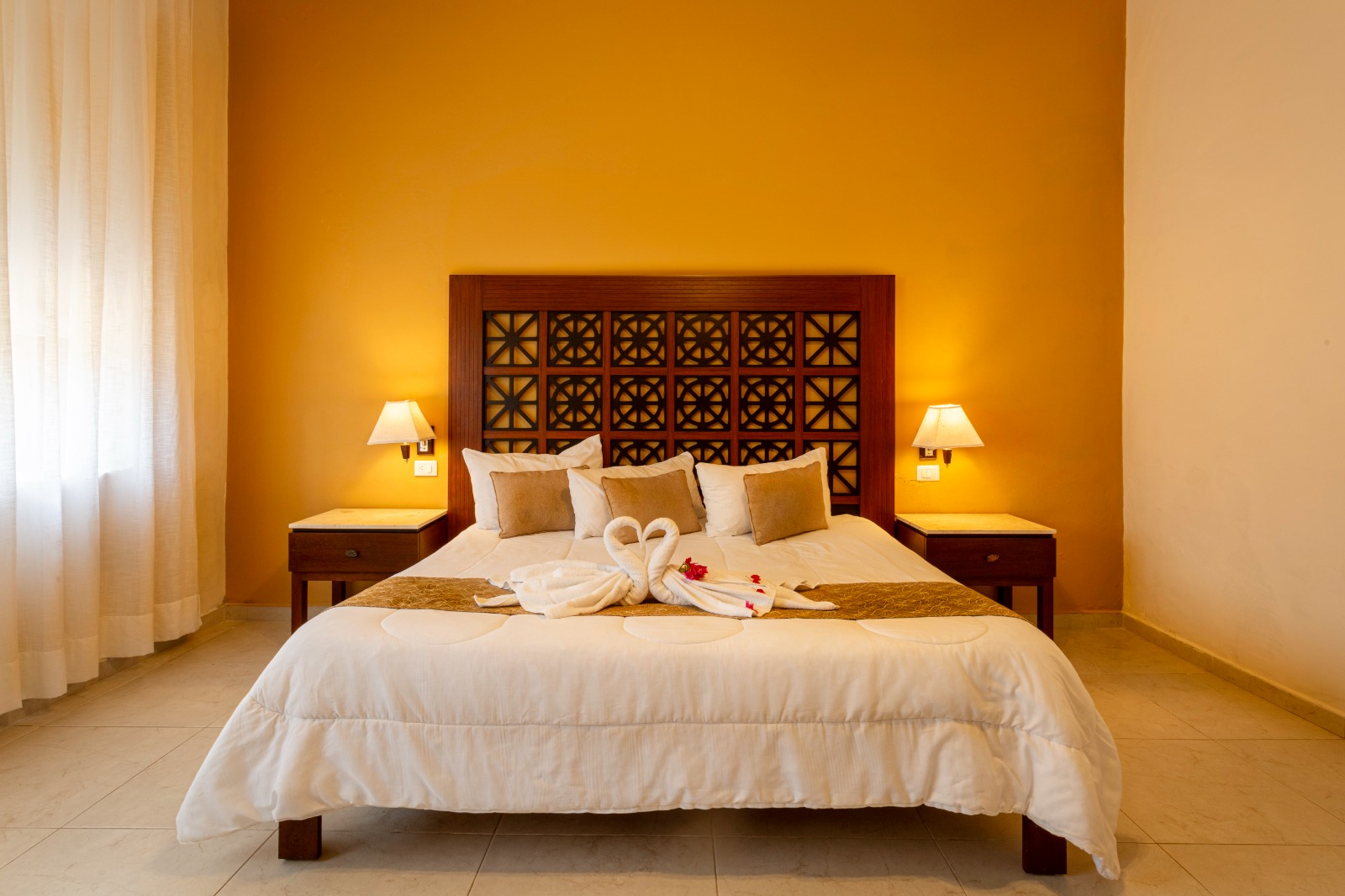 Una habitación de hotel con una cama y dos toallas.