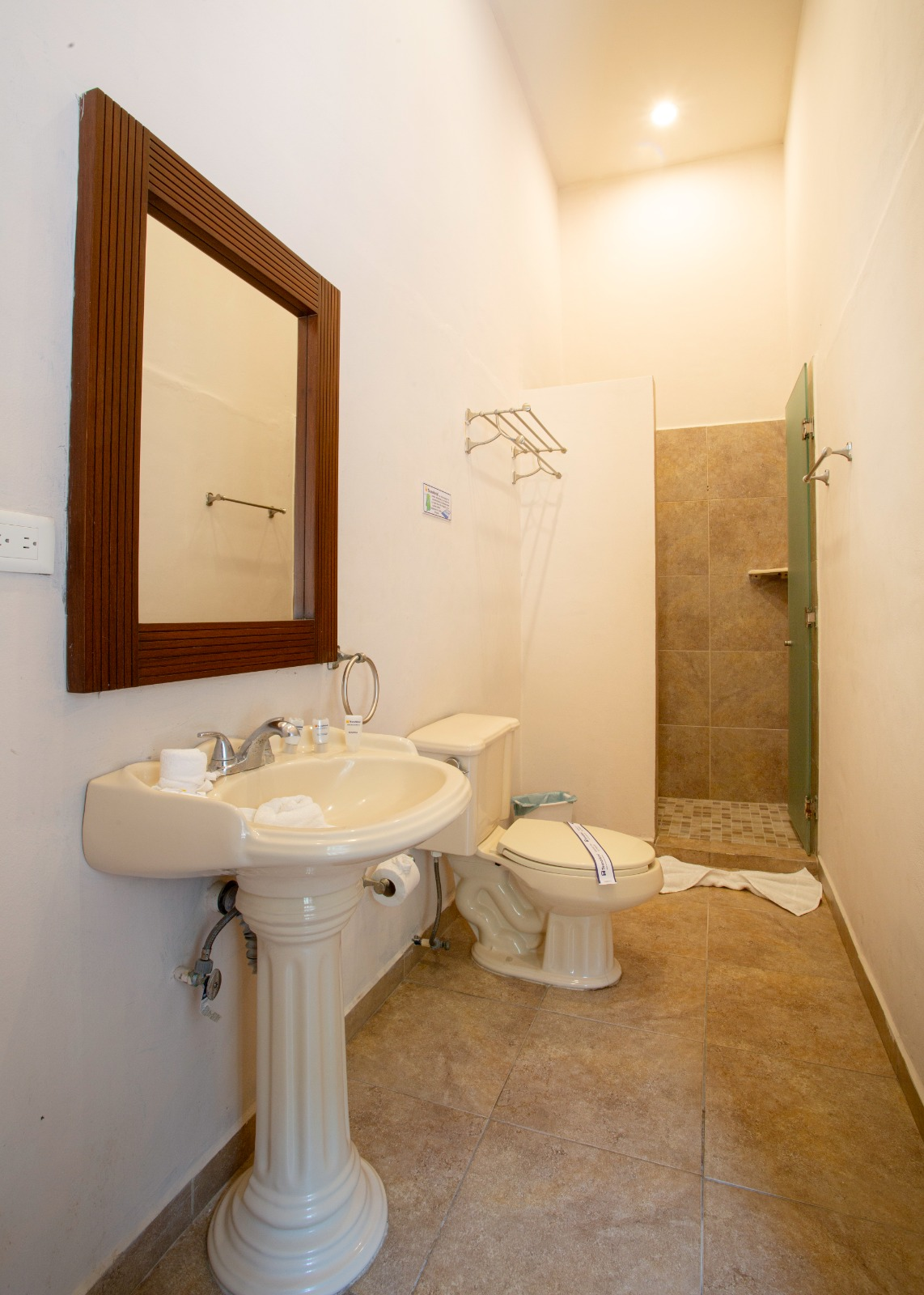 Un baño con lavabo, inodoro y espejo.