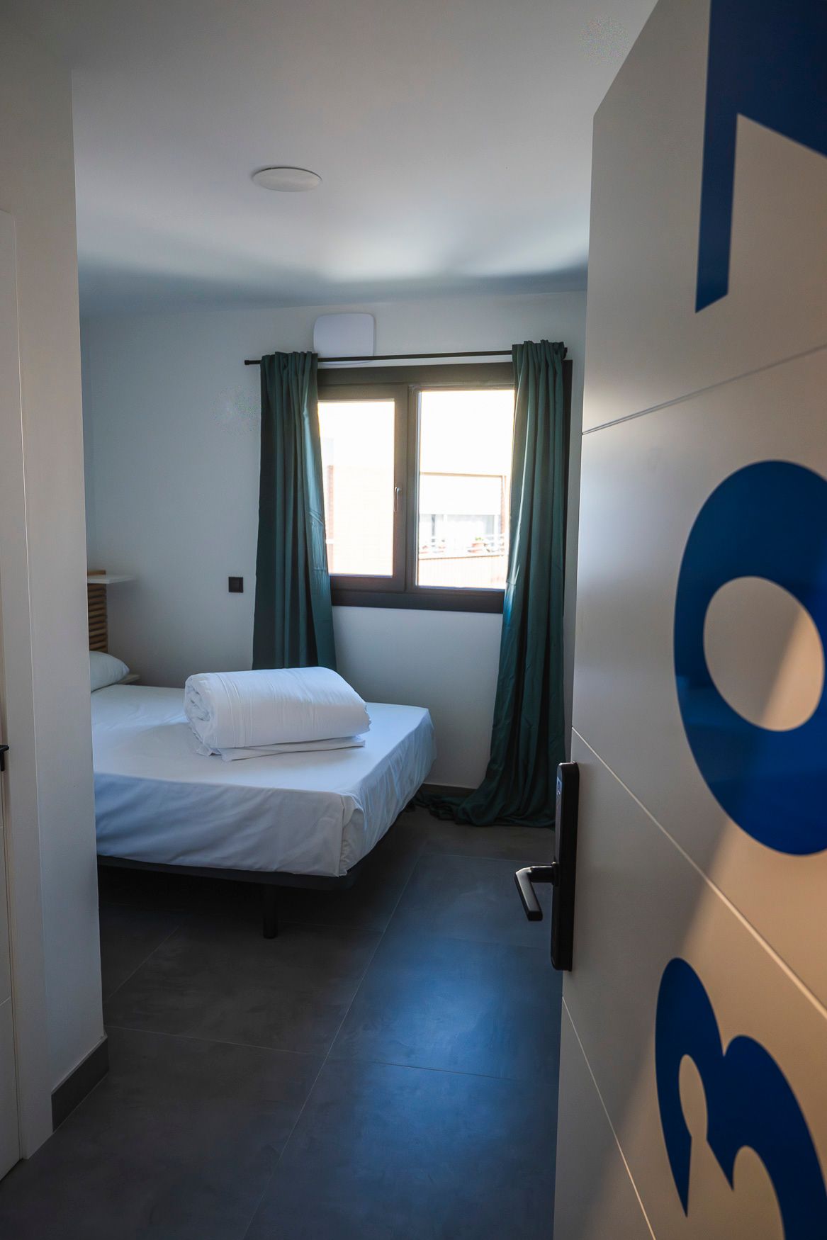 habitacion  privada con cama doble en Hostel Nixar, en el centro de Almeria