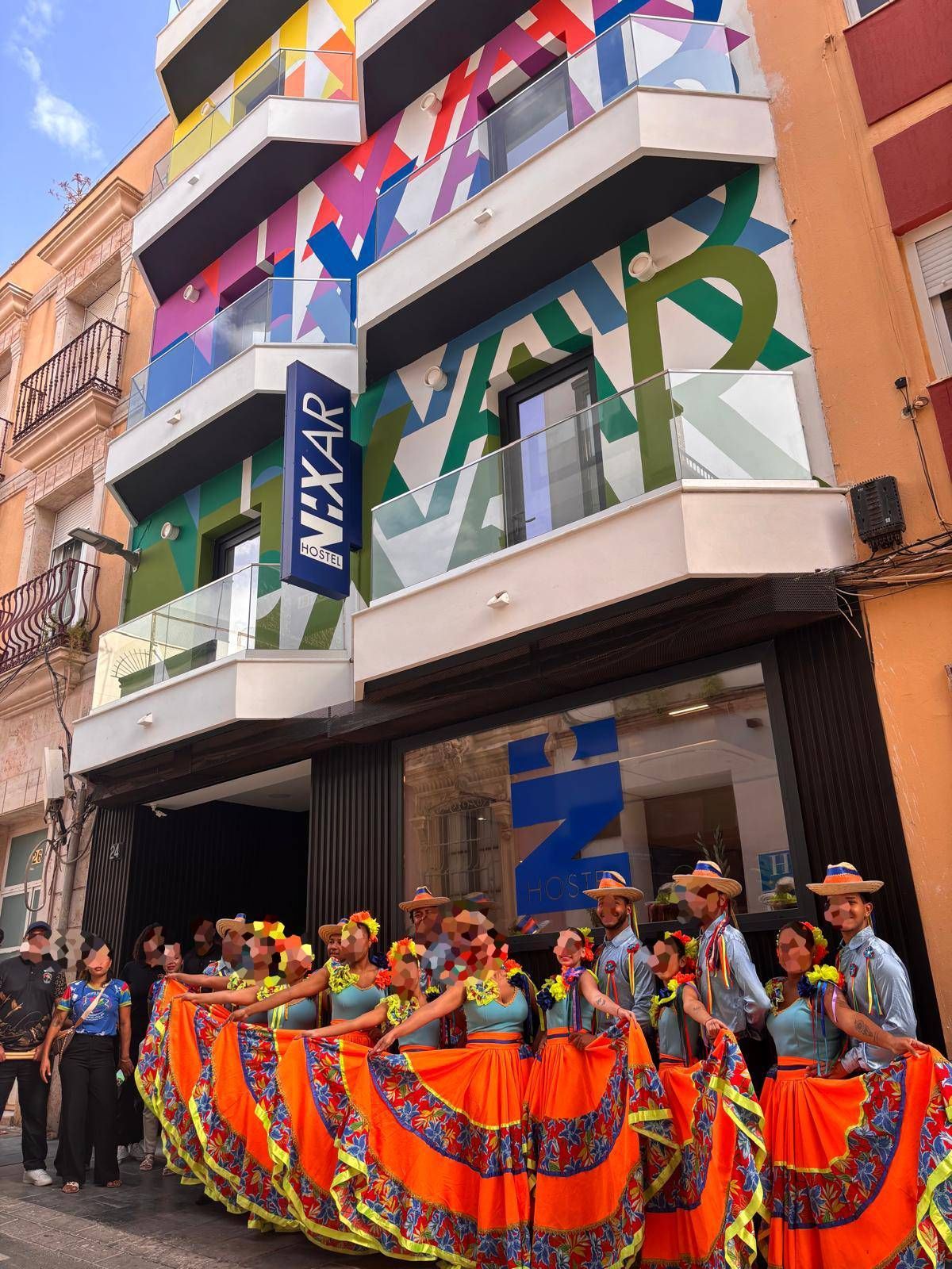grupo de folklore en la fachada del hostel Nixar con capacidad para alojar diferentes tipos de grupo