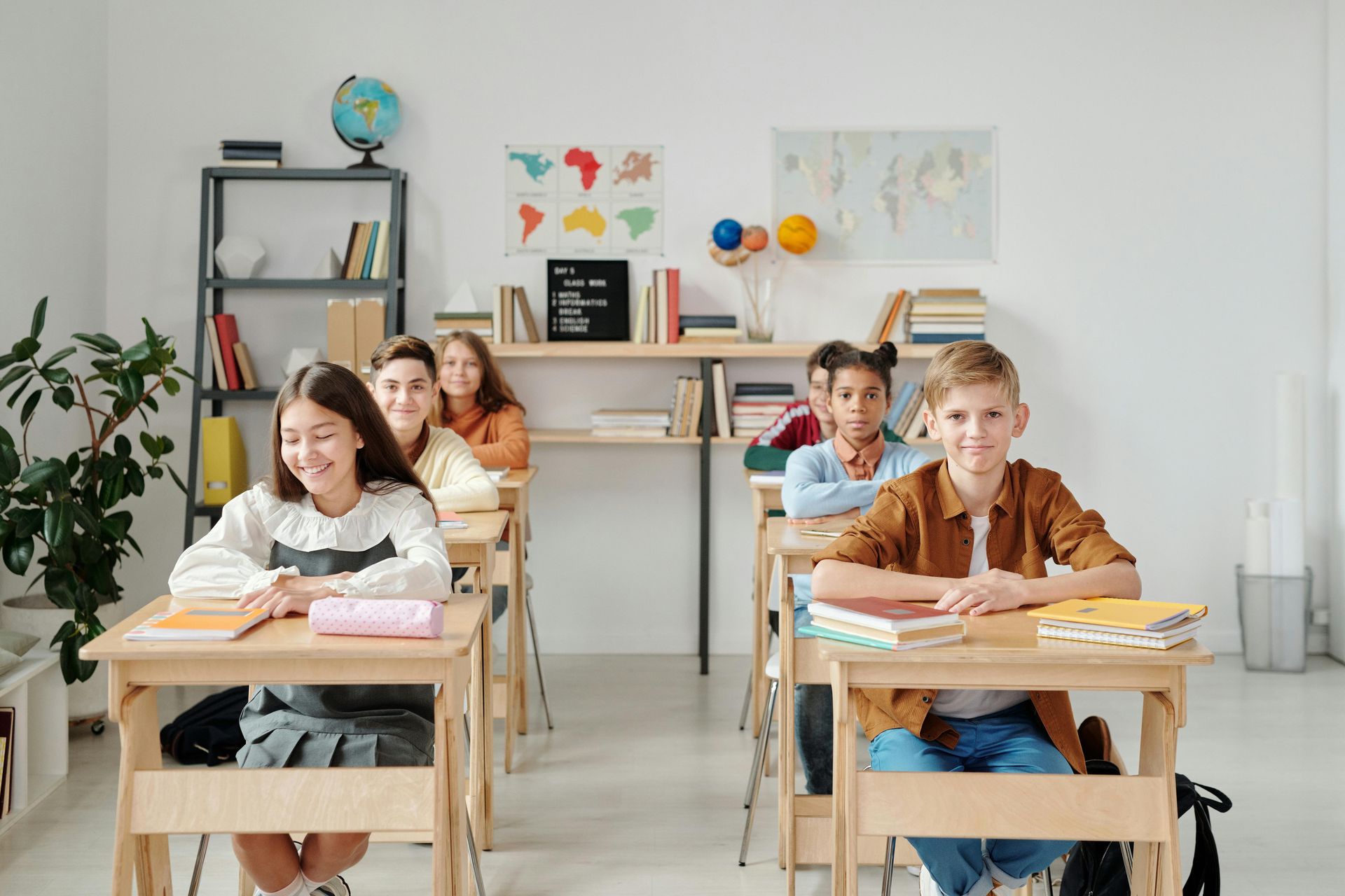 Kinderen van verschillende etnische afkomsten zitten samen in de klas