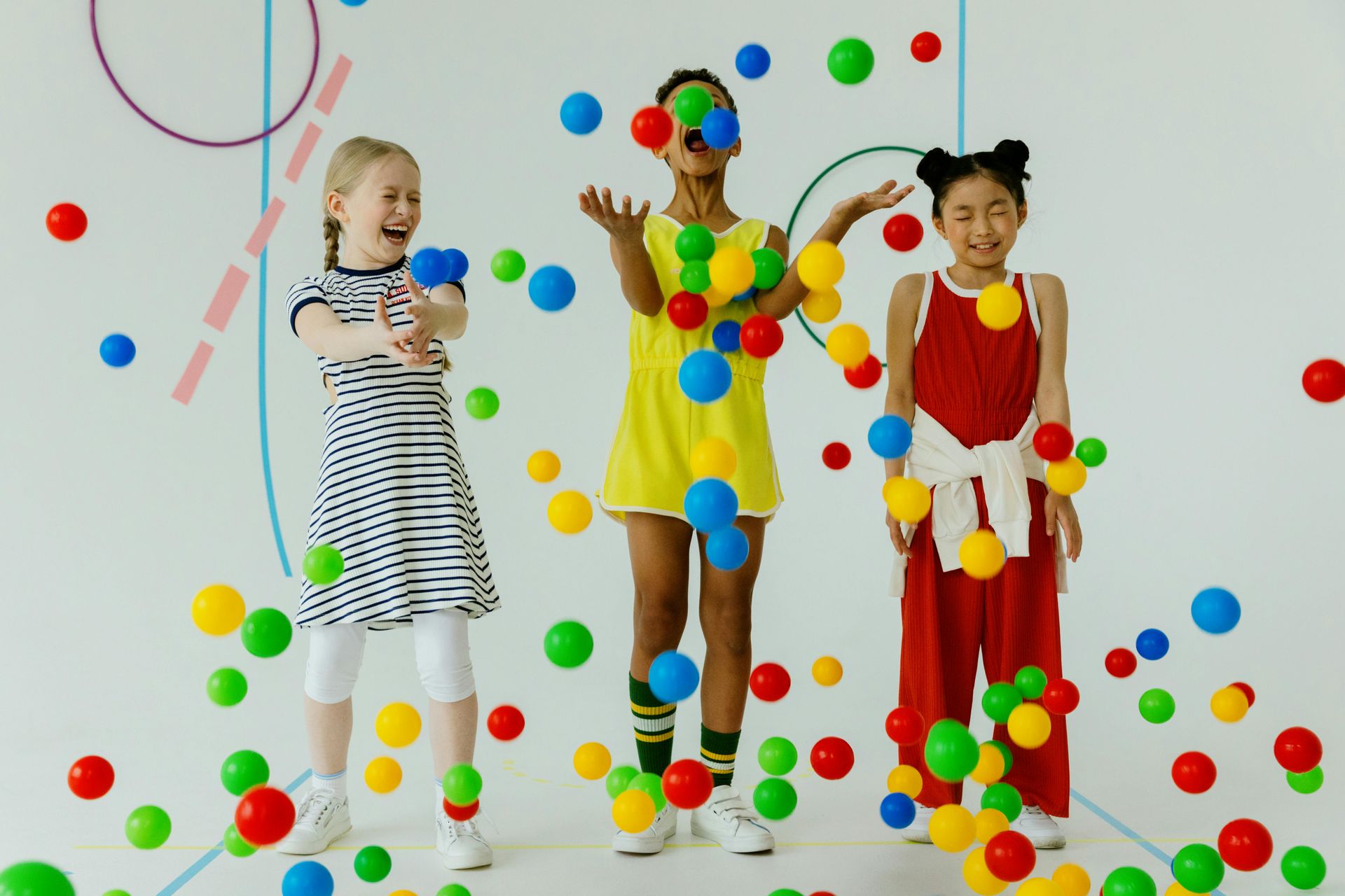 Kinderen van verschillende etnische afkomsten spelen samen