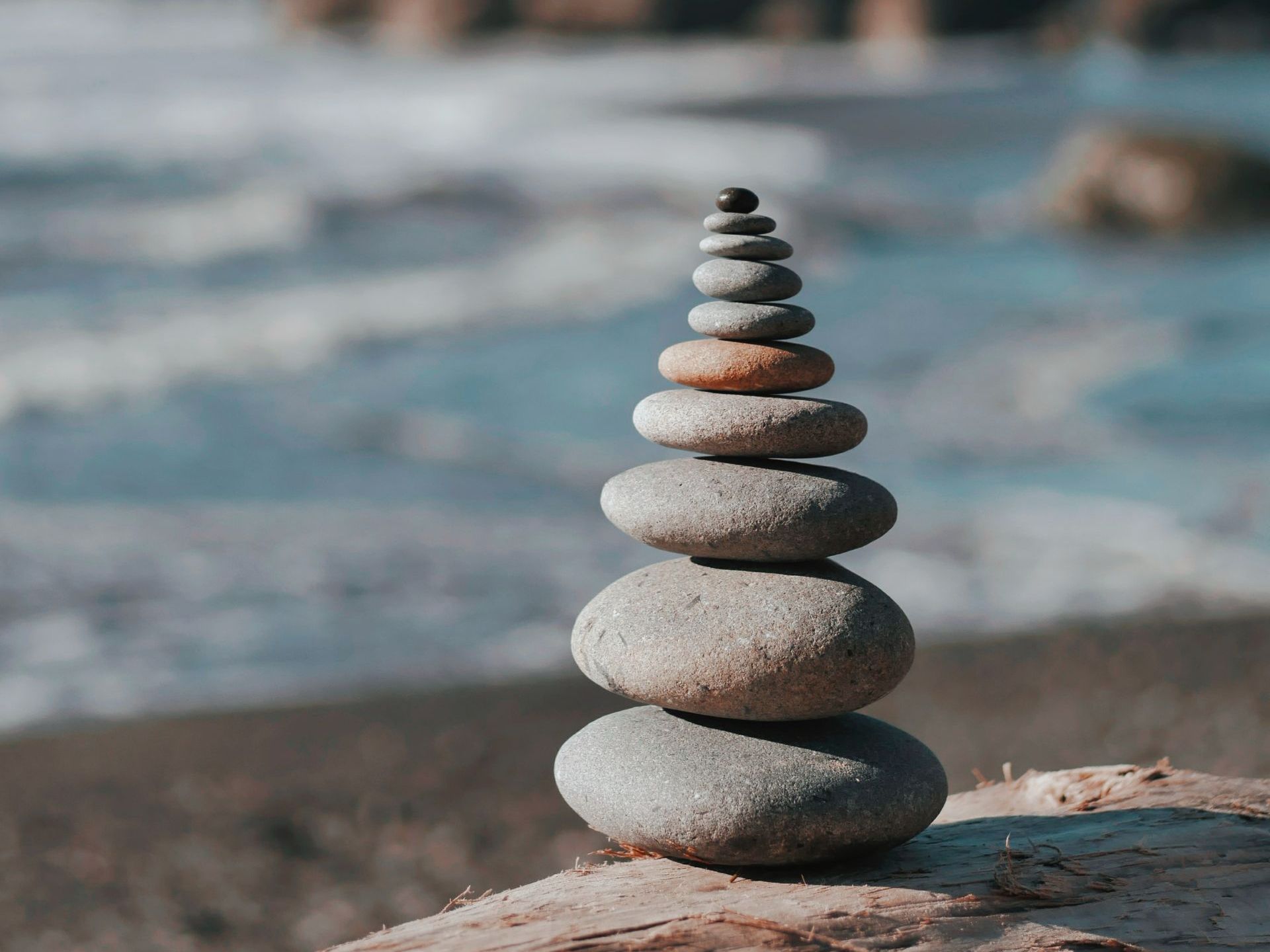 Un montón de rocas apiladas una encima de otra en una playa.