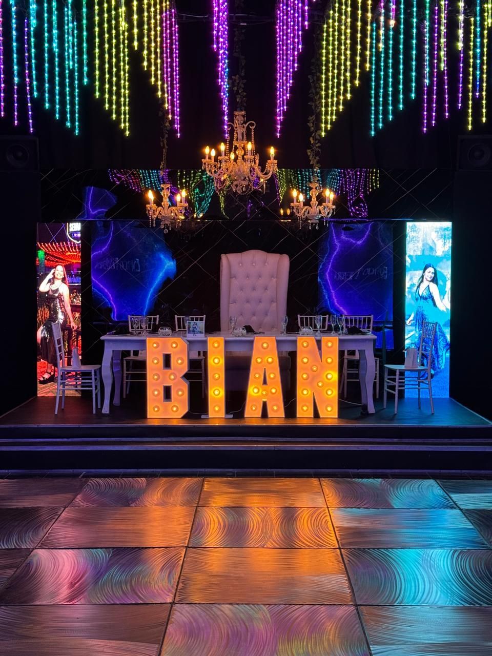 Escenografía con letras luminosas