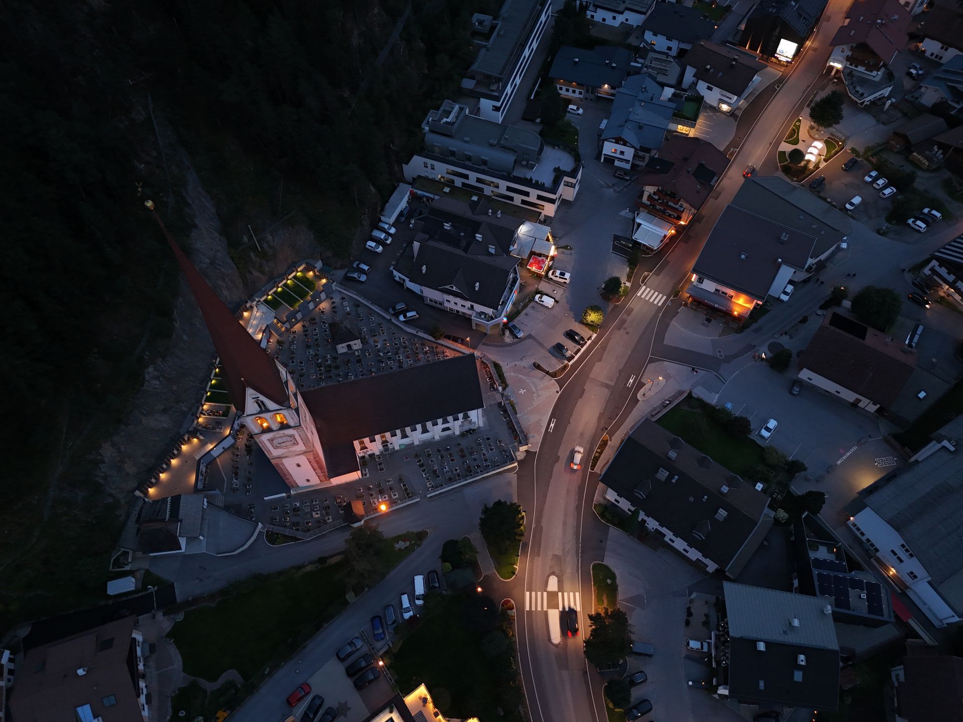 Een luchtfoto van een klein stadje in Ötztal, Oostenrijk bij nacht