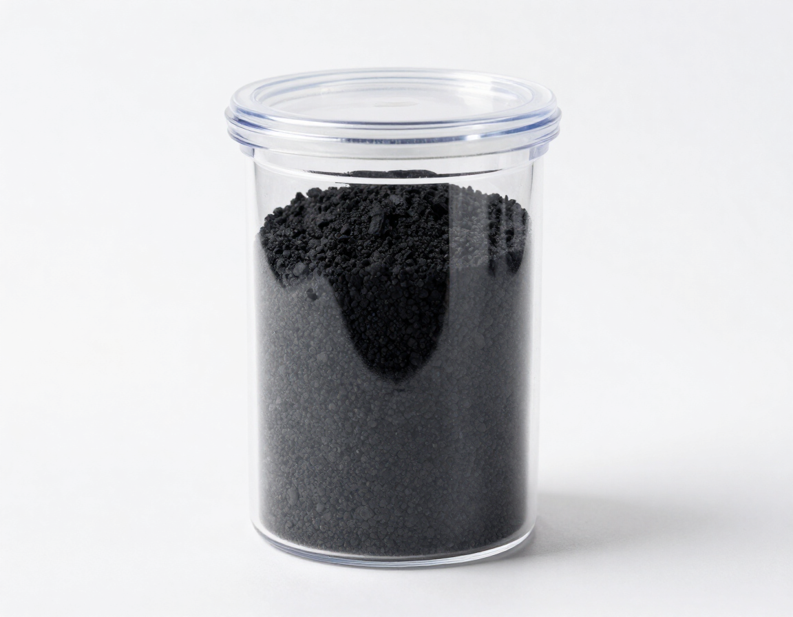 Frasco de plástico transparente lleno de polvo granular oscuro sobre un fondo blanco