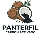 Logotipo de Panterfil Carbon Activado con cocos y carbón activado negro derramándose de una cáscara de coco