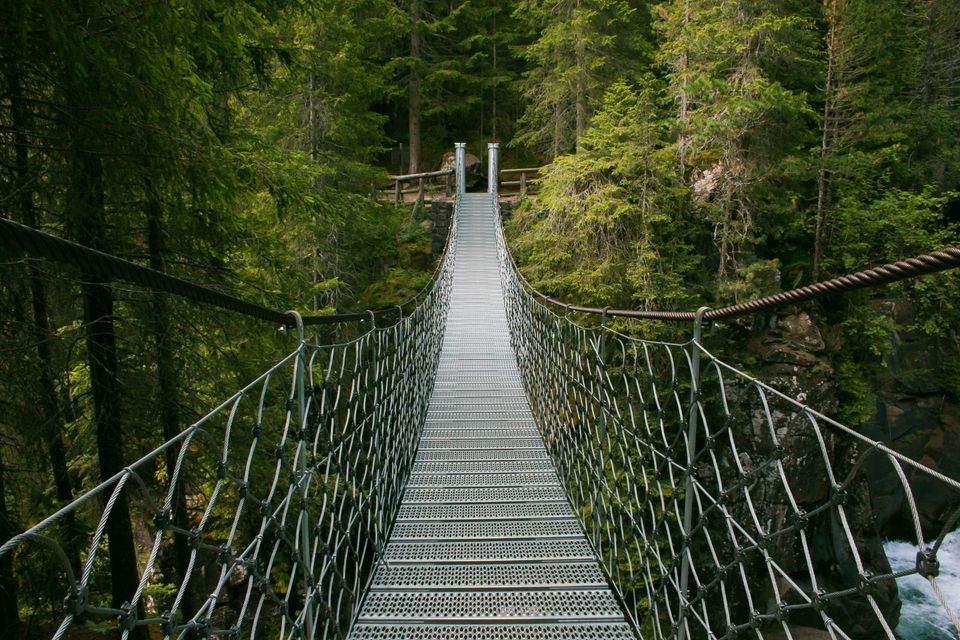 ponte sospeso lungo sentiero Marciò