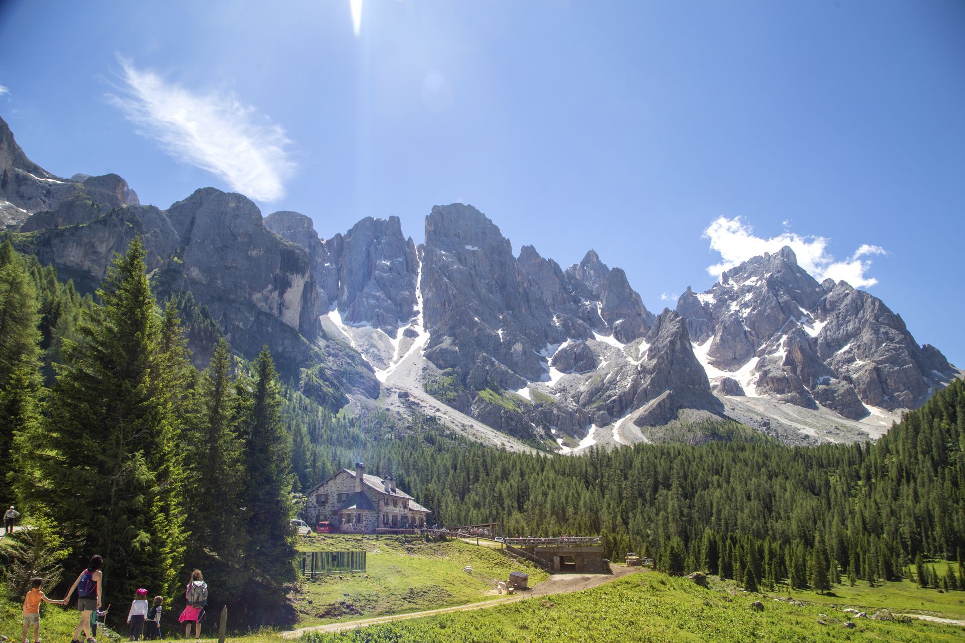 famiglia in escursione in montagna