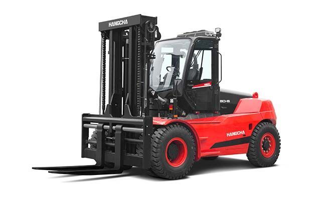 Chariot élévateur rouge et noir sur fond blanc, prêt à soulever des charges.