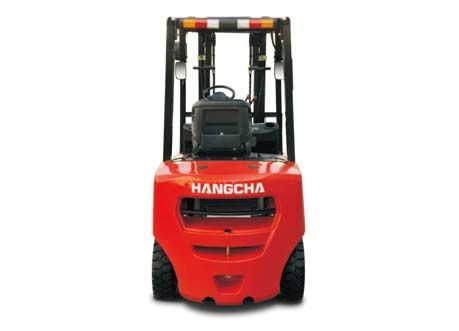 Chariot élévateur Hangcha rouge vu de face sur fond blanc.