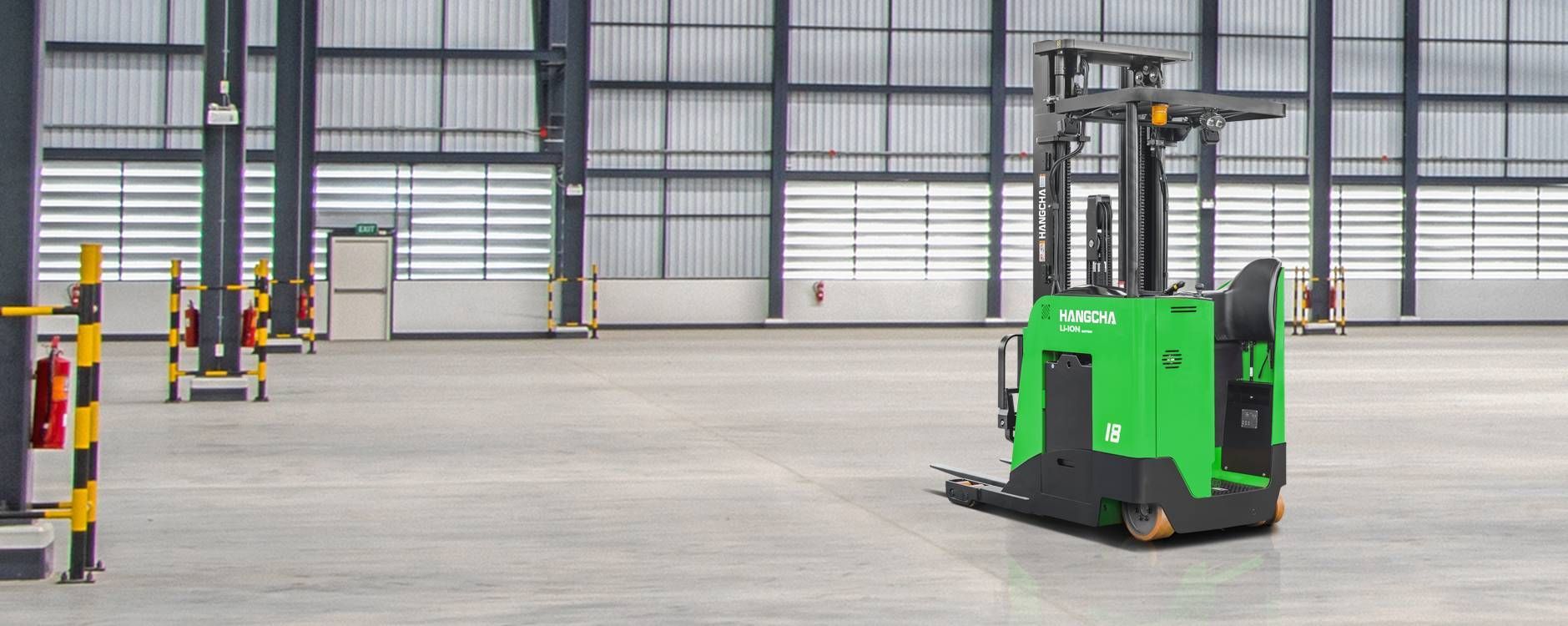 Chariot élévateur électrique vert à conducteur debout avec symbole de batterie Li-ion.
