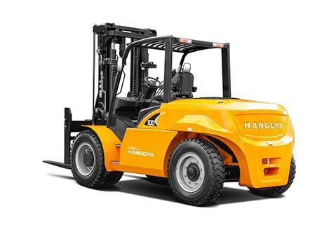 Chariot élévateur orange avec fourches noires, cabine de conduite noire et siège noir sur fond blanc.