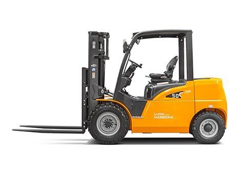 Chariot élévateur jaune avec des éléments noirs sur fond blanc.