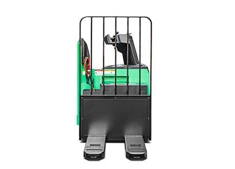 Transpalette électrique vert à fourches noires, utilisé pour soulever et déplacer des palettes.