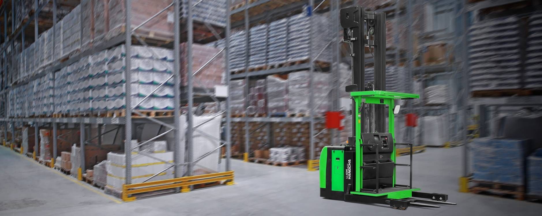 Chariot élévateur électrique vert à conducteur debout avec étiquette de batterie Li-ion.