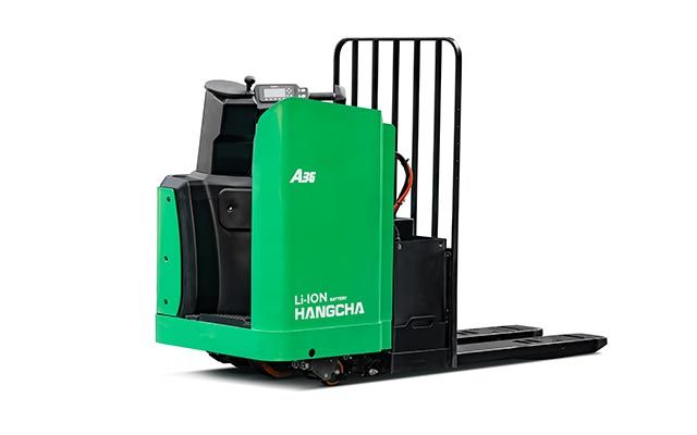 Transpalette électrique vert à fourches noires, utilisé pour soulever et déplacer des palettes.