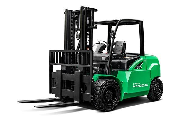 Chariot élévateur vert sur fond blanc, avec fourches noires et protection supérieure noire.